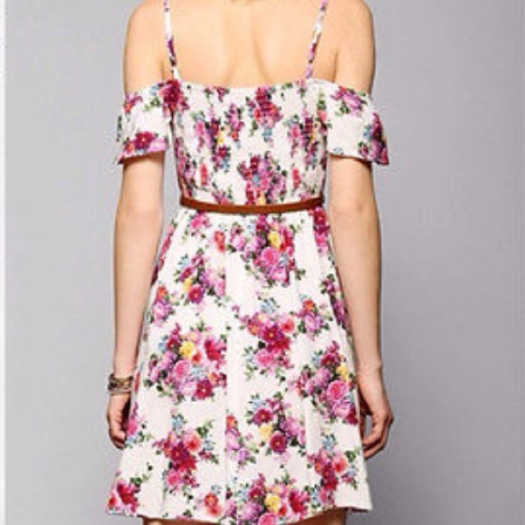 Urban Outfitters Off the Shoulder Floral Dress - Picture 2 of 4